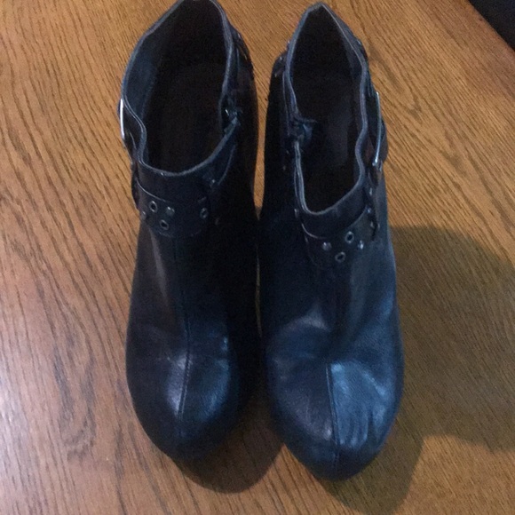 2/14$!Sz8 Black low cut high heel booties w/buckle & rivet detailing @cuff EUC - Picture 5 of 6